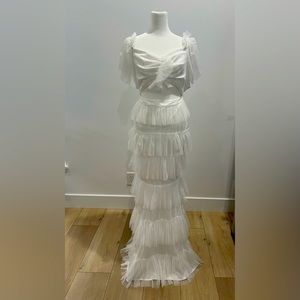 Beautiful white ruffle dress size Small. Worn once for 1 hour for family photos.